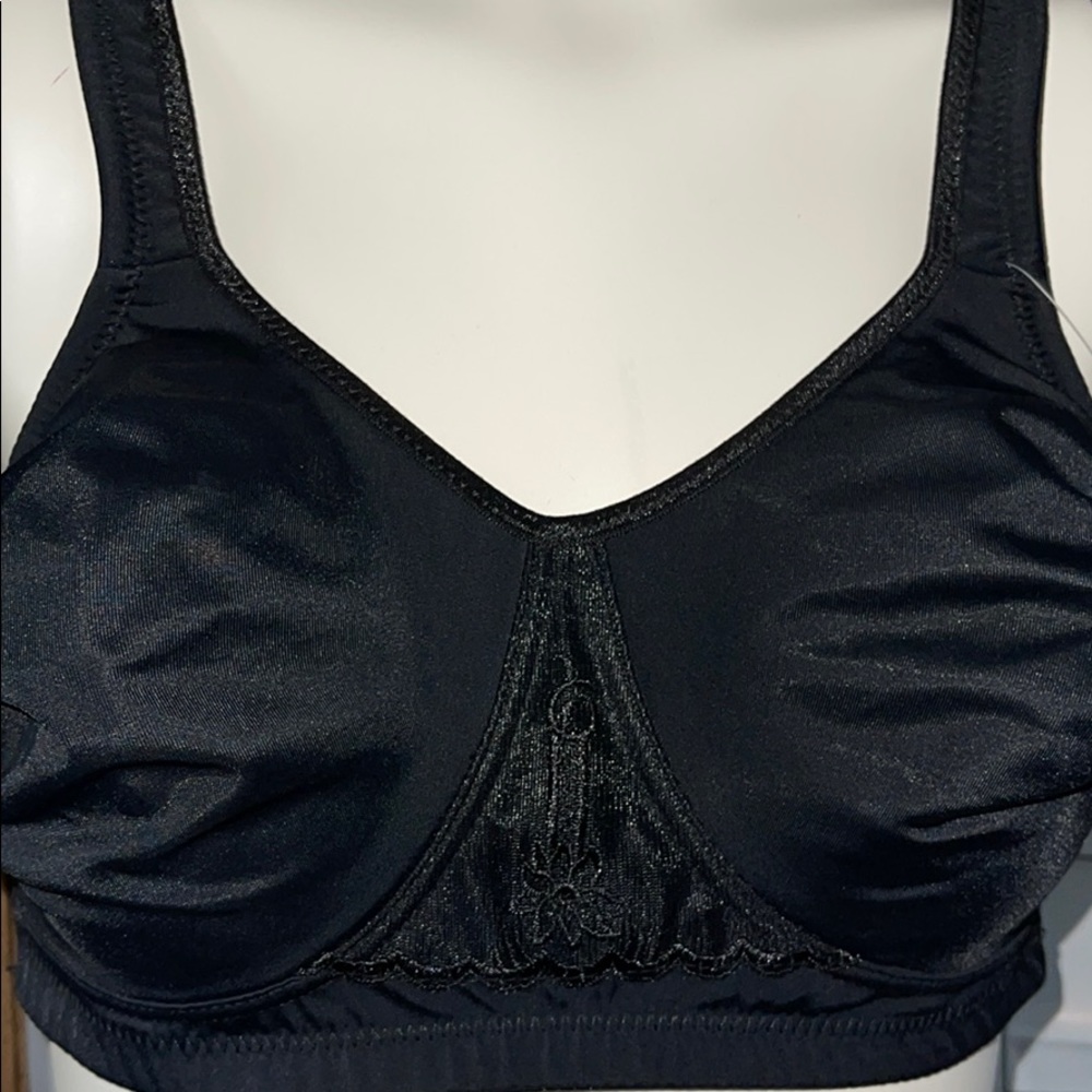 NWT SOFT CARESS WIRELESS BRA